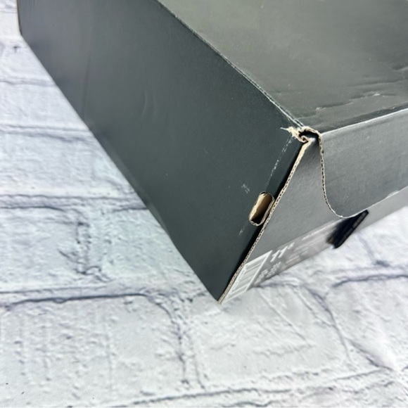 Air Jordan 11 Retro Low Navy Gum Size 11.5 - Picture 10 of 12